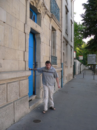 Le baron von Fif s'extrait de sa demeure.