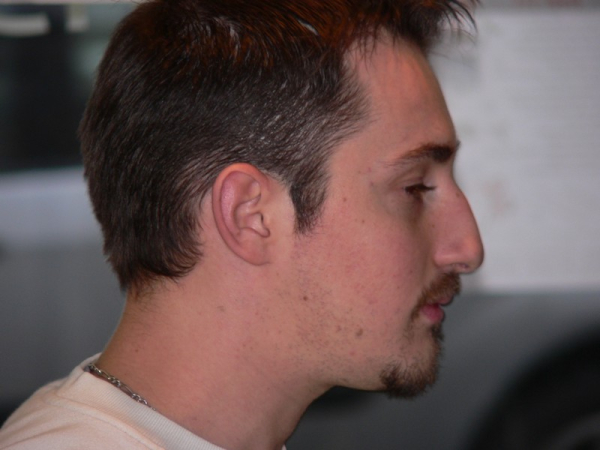 MMR barbiché de profil.