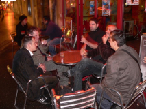 Après retrouvailles avec le FIF et Jaffax, on s'en va attendre le Boz en terasse des 2 palmiers.
